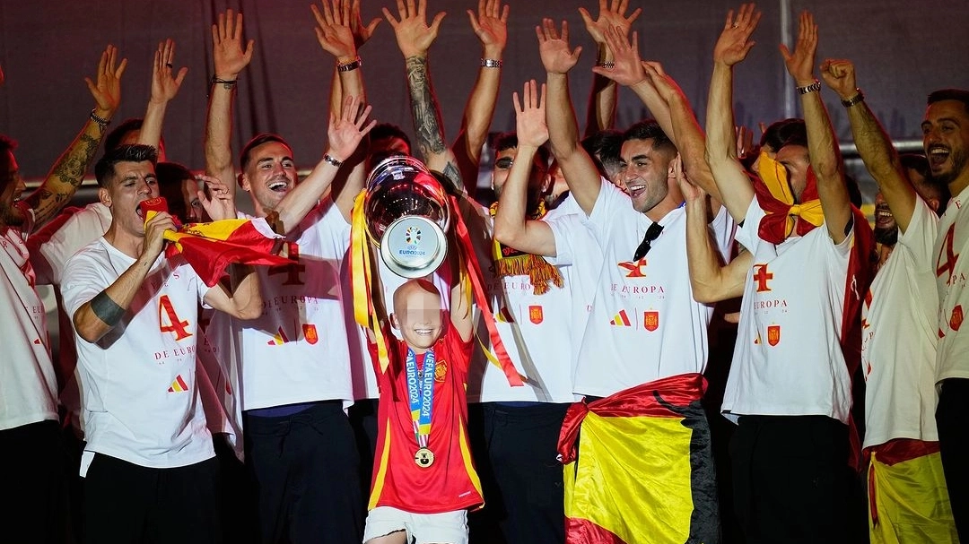 Durante i festeggiamenti della nazionale spagnola di calcio, dopo la vittoria agli Europei, il capitano Alvaro Morata l’ha chiamata sul palco: “Noi giochiamo a calcio, tu insegni la vita”
