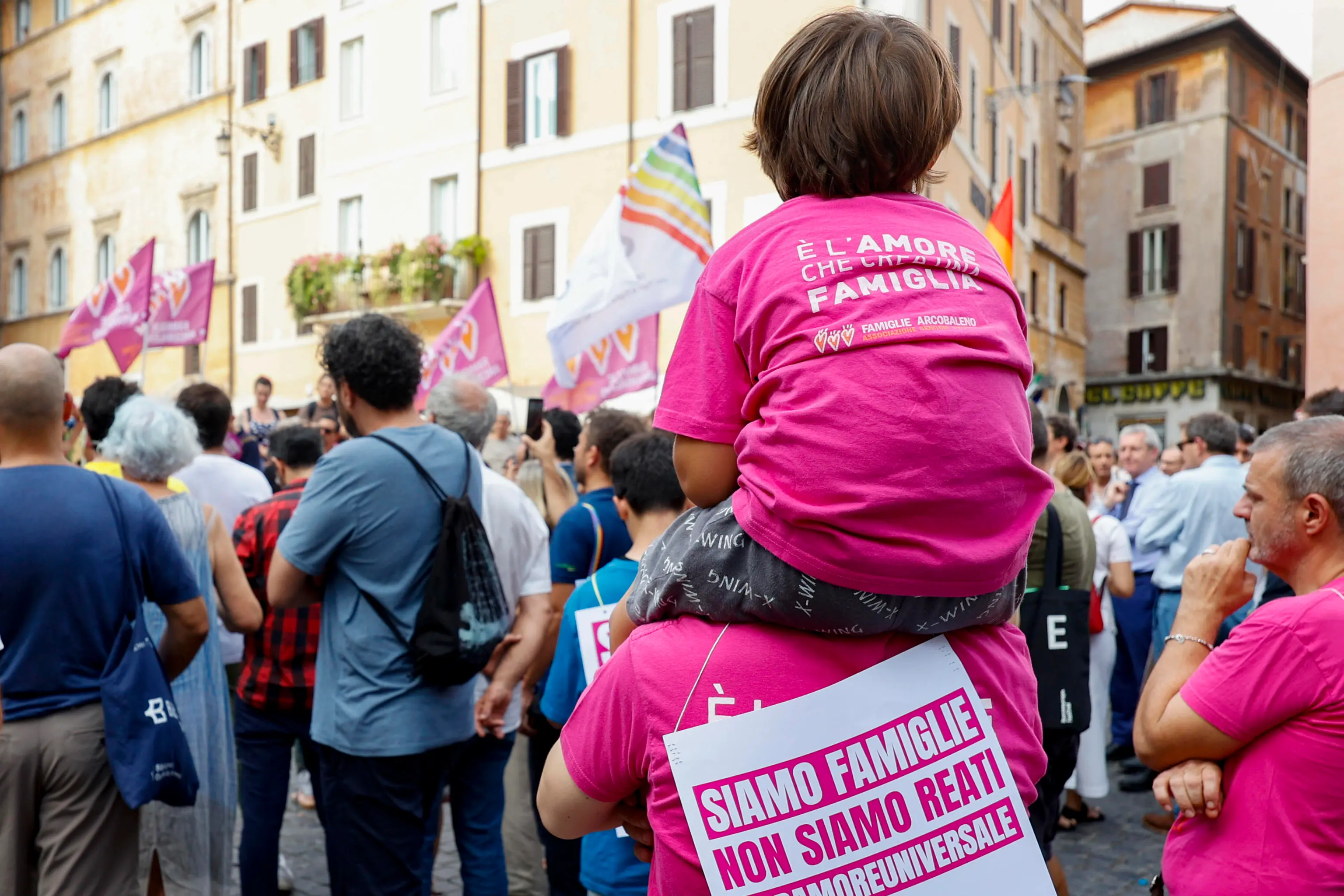 Coppia di padri, il Comune nega il riconoscimento delle figlie: “Noi discriminati, faremo ricorso”