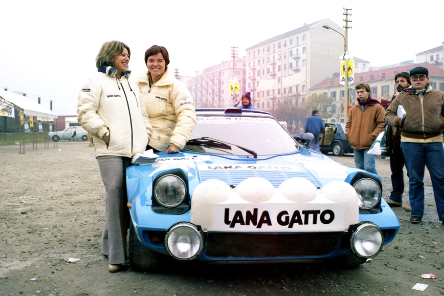 Anna Gatti e Lella posano accanto alla Lancia Stratos HF “Gr. 4” con cui disputeranno il rally biellese (Archivio Tollegno)