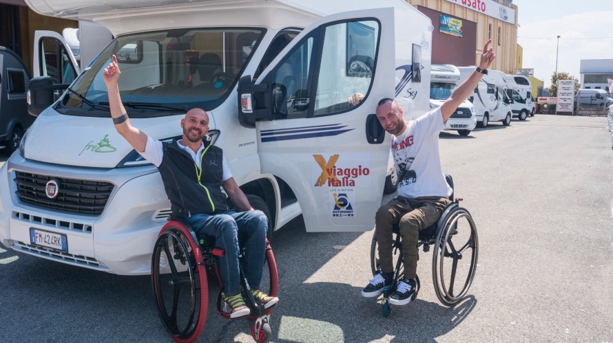 I due giovani sono testimonial della campagna promossa da Assocamp al Salone del Camper per promuovere il turismo inclusivo e la raccolta firme a favore delle agevolazioni per l’acquisto di Camper adattati alle esigenze di persone con disabilità motoria e psichica