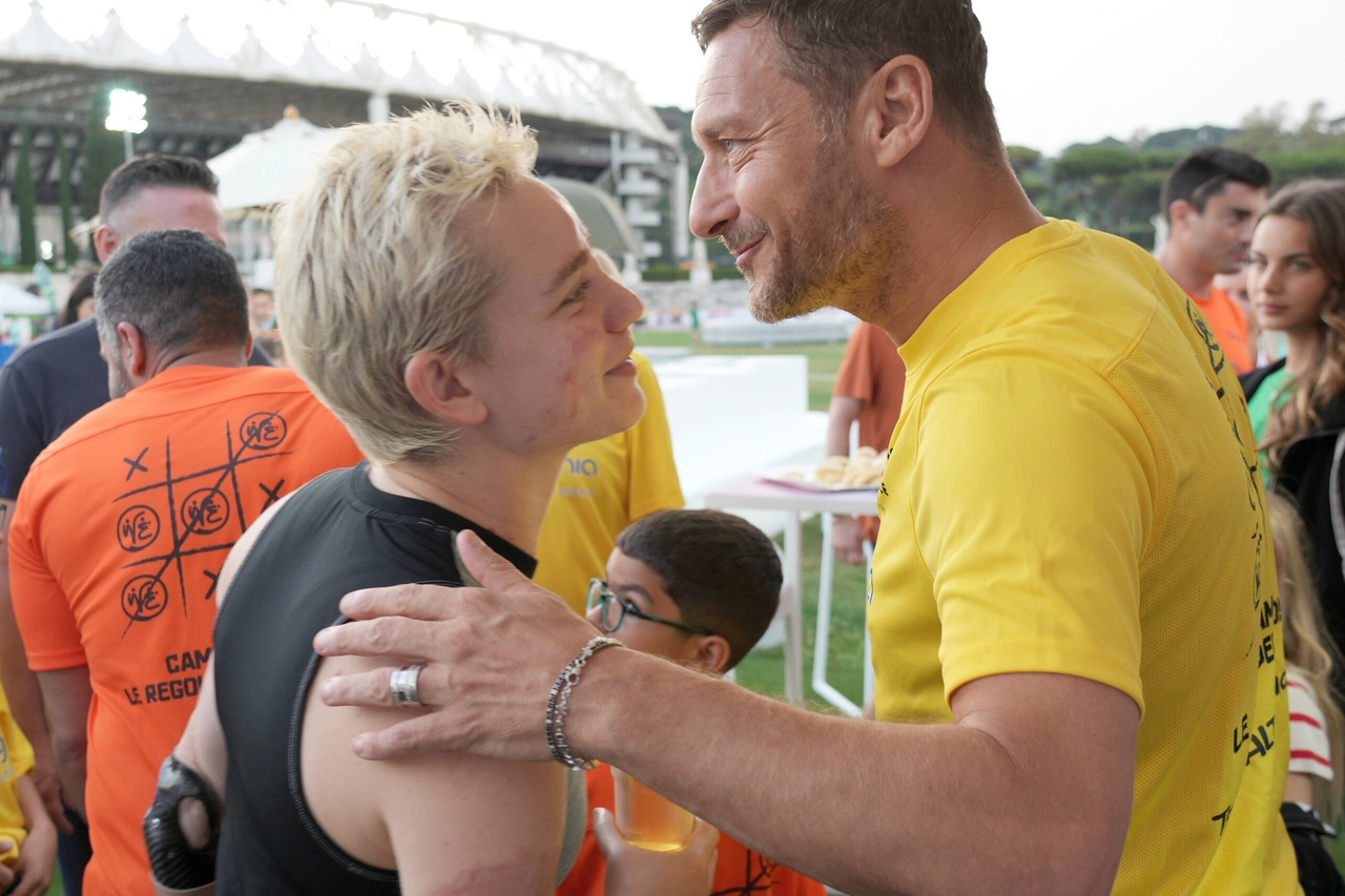 La campionessa paralimpica insieme a Francesco Totti durante l'edizione del 2023