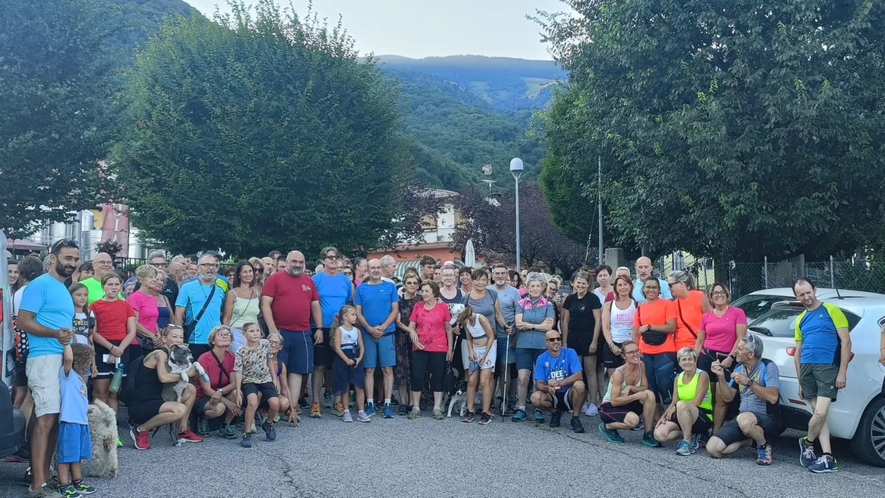 I cittadini di Valdobbiadene e delle frazioni vicine pronti a partire per la passeggiata col sindaco (Facebook)