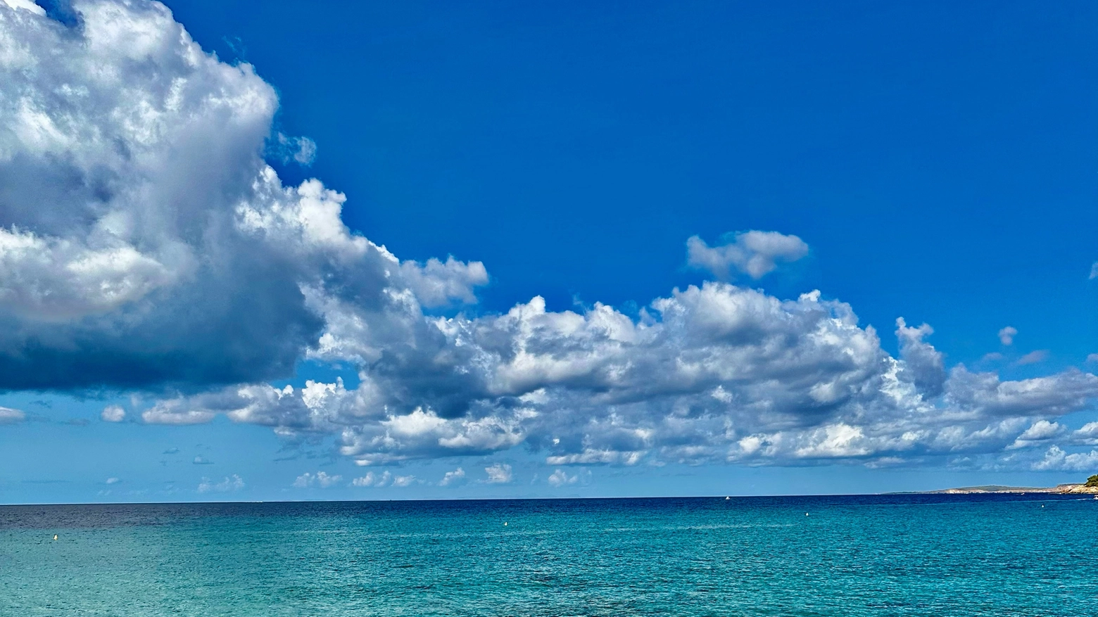 La piccola perla dell’arcipelago spagnolo, riconosciuta "Riserva della biosfera" dall'UNESCO, da otto anni ha introdotto l’eco-tassa e ha detto no alla cementificazione selvaggia, puntando su un turismo slow e sulla bellezza della natura