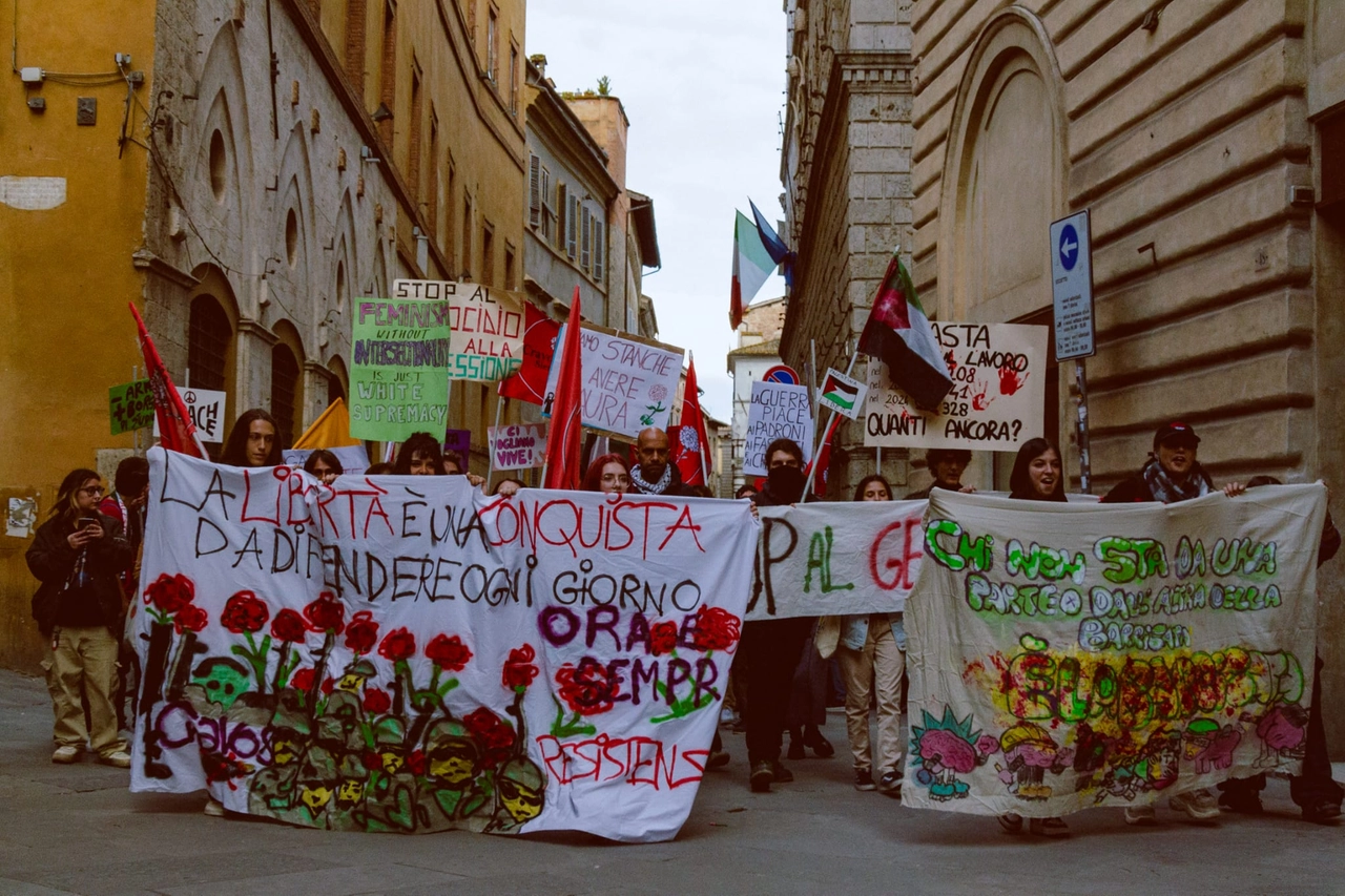 Siena, studenti e studentesse in piazza