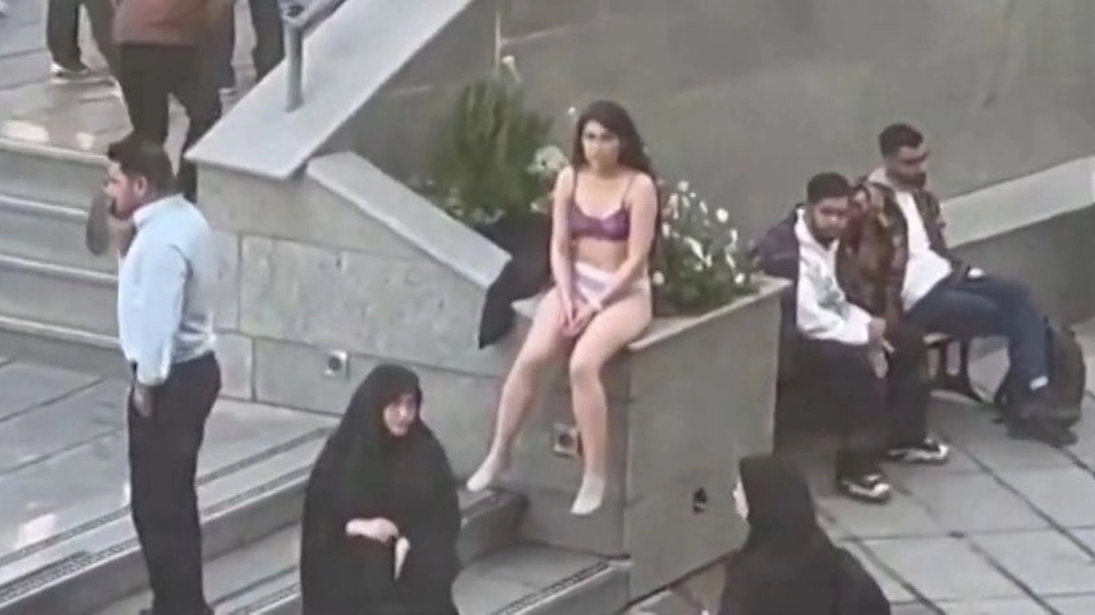 Il video della protesta di Ahou Daryaei, in biancheria intima e senza hijab nel cortile dell’università di Teheran, è diventato virale, ma da allora della studentessa non si è saputo più nulla