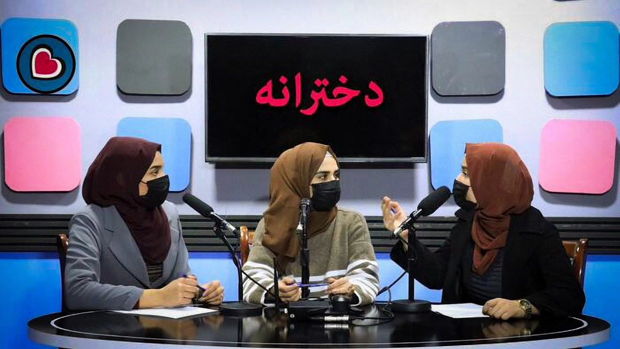 Il regime talebano sta spegnendo la voce delle donne afghane: chiusa Radio Begum, uno degli ultimi spazi di libertà