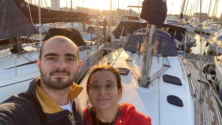 Elena Costa e Federico Caggiano hanno 27 anni, sono di Torino e lavorano per due aziende della loro città. Da novembre, però, sono andati a vivere in una barca a vela con cui il 20 aprile salperanno da Marina di Ravenna per raggiungere Imperia, la loro nuova base