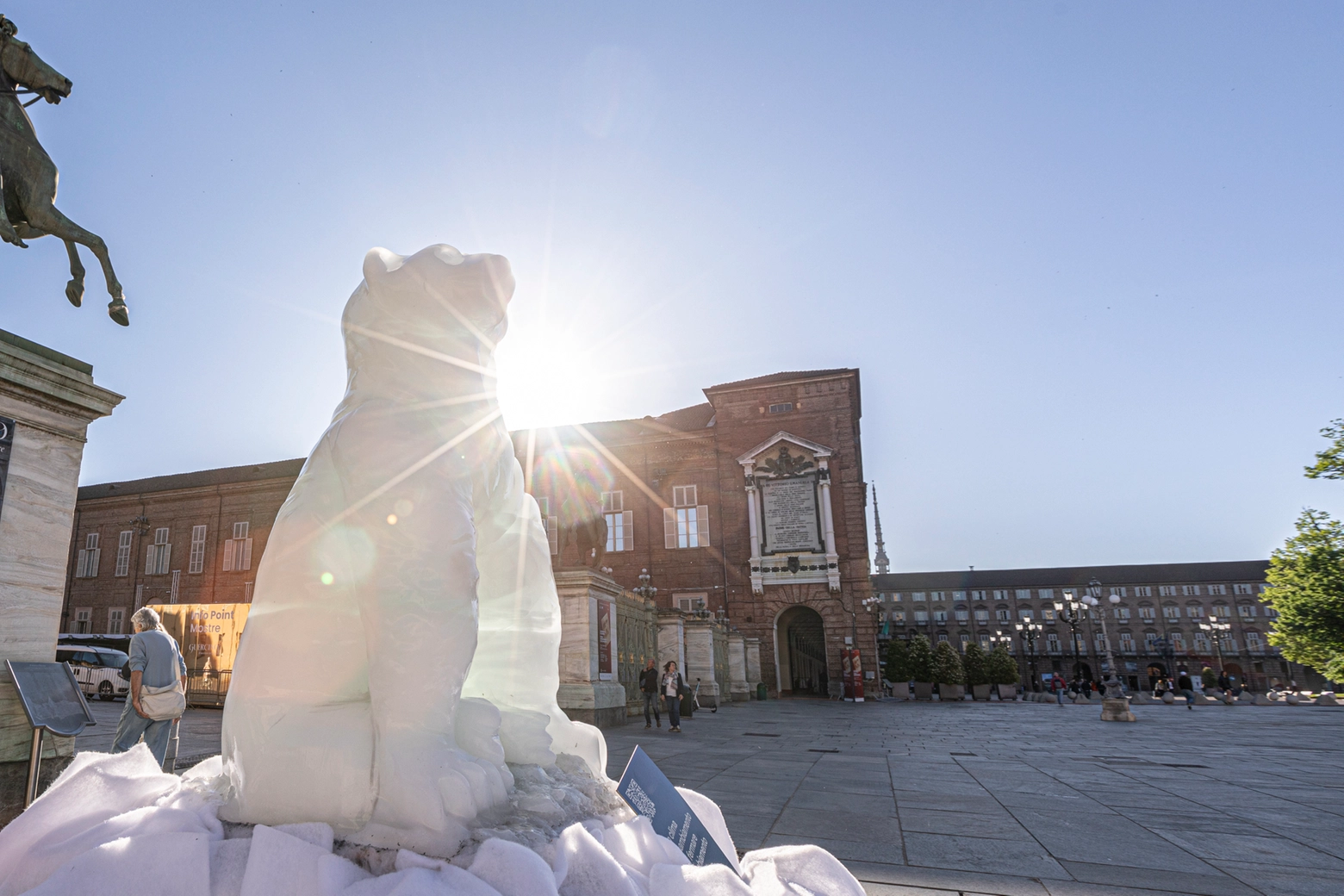 Orso che si scioglie, la scultura mascotte della Giornata della Terra di Torino