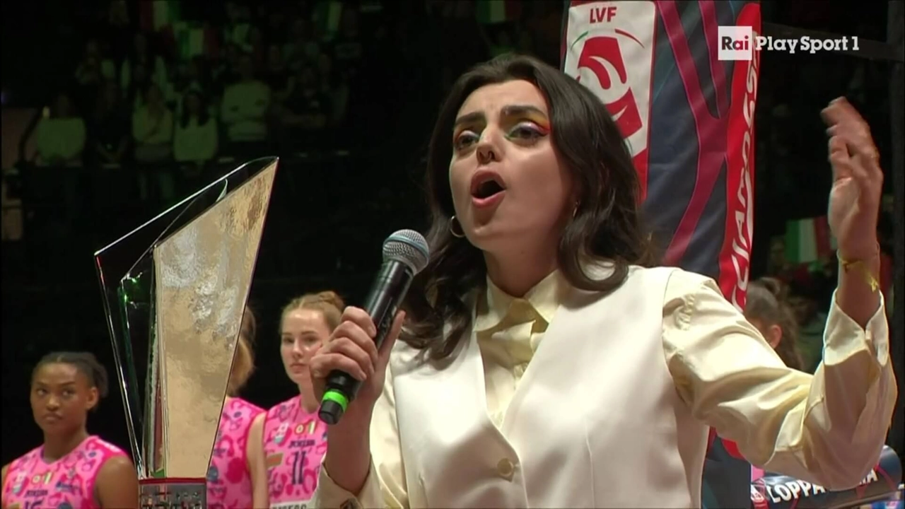 Francamente canta l'inno nazionale alla finale di Coppa Italia di volley femminile