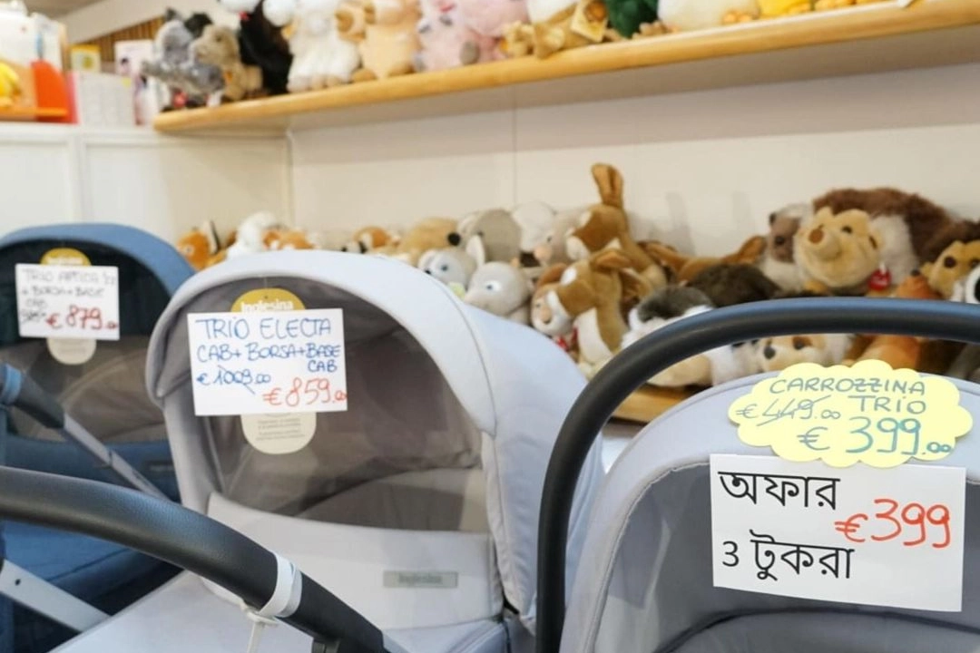 I cartellini bilingue italiano-bengalese nel negozio Cecchetto di Mestre