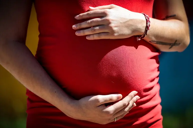 Maternità surrogata “reato universale”: è legge