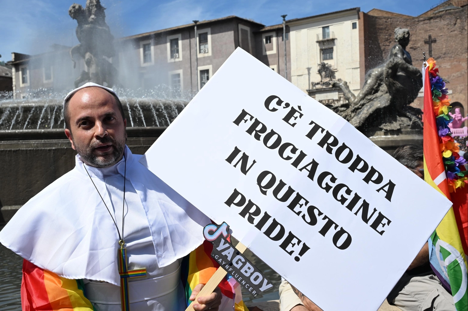 Al Roma Rpide vestito da Papa col cartello: "C'è troppa frociaggine in questo Pride"