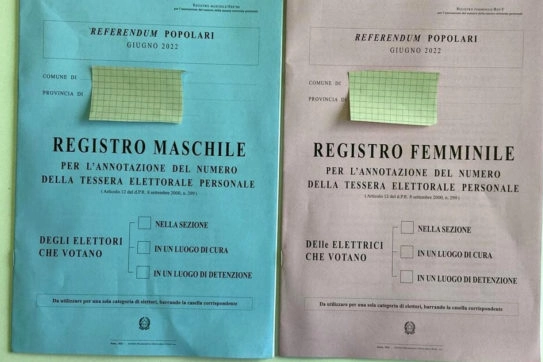 I registri degli elettori, azzurro quello maschile e rosa quello femminile
