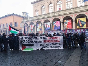 Corteo studentesco a Bologna, bruciate le foto della premier Meloni con Netanyahu