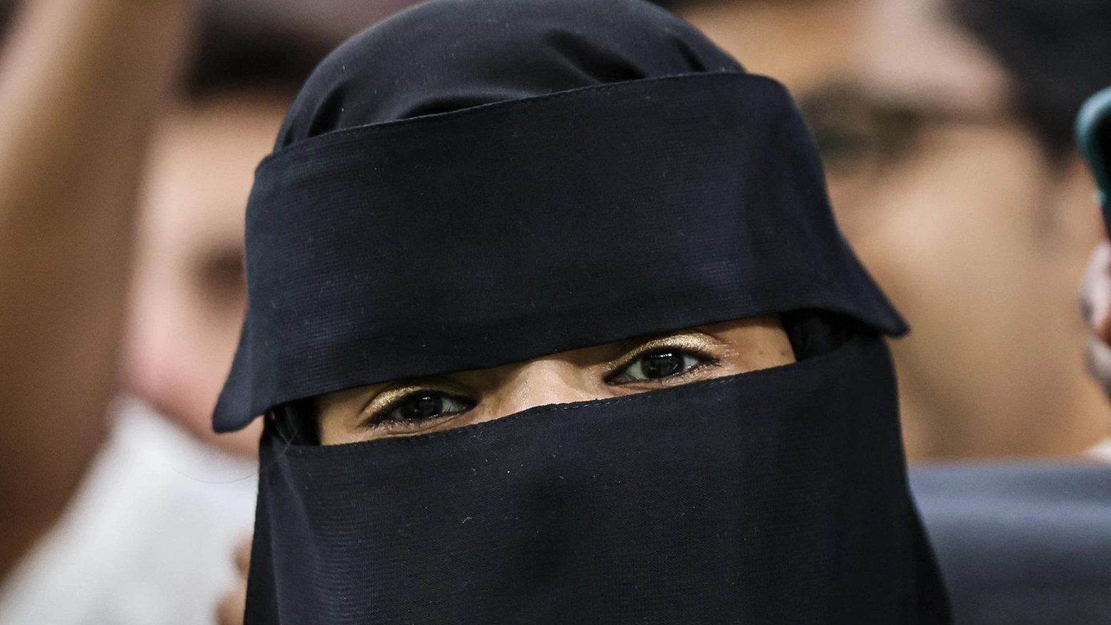Una bambina di quarta elementare a scuola con in niqab