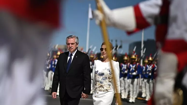 L'ex presidente argentino Fernández con la moglie Fabiola Yáñez che lo ha denunciato per violenze domestiche