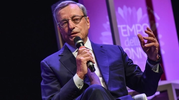 Mario Draghi esempio di uomo femminista: “Chi paga le donne meno degli uomini sa che va contro la Costituzione?”