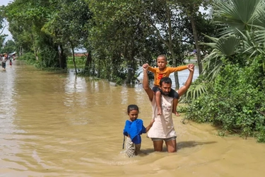 Due milioni di bambini a rischio in Bangladesh: le inondazioni hanno distrutto interi villaggi