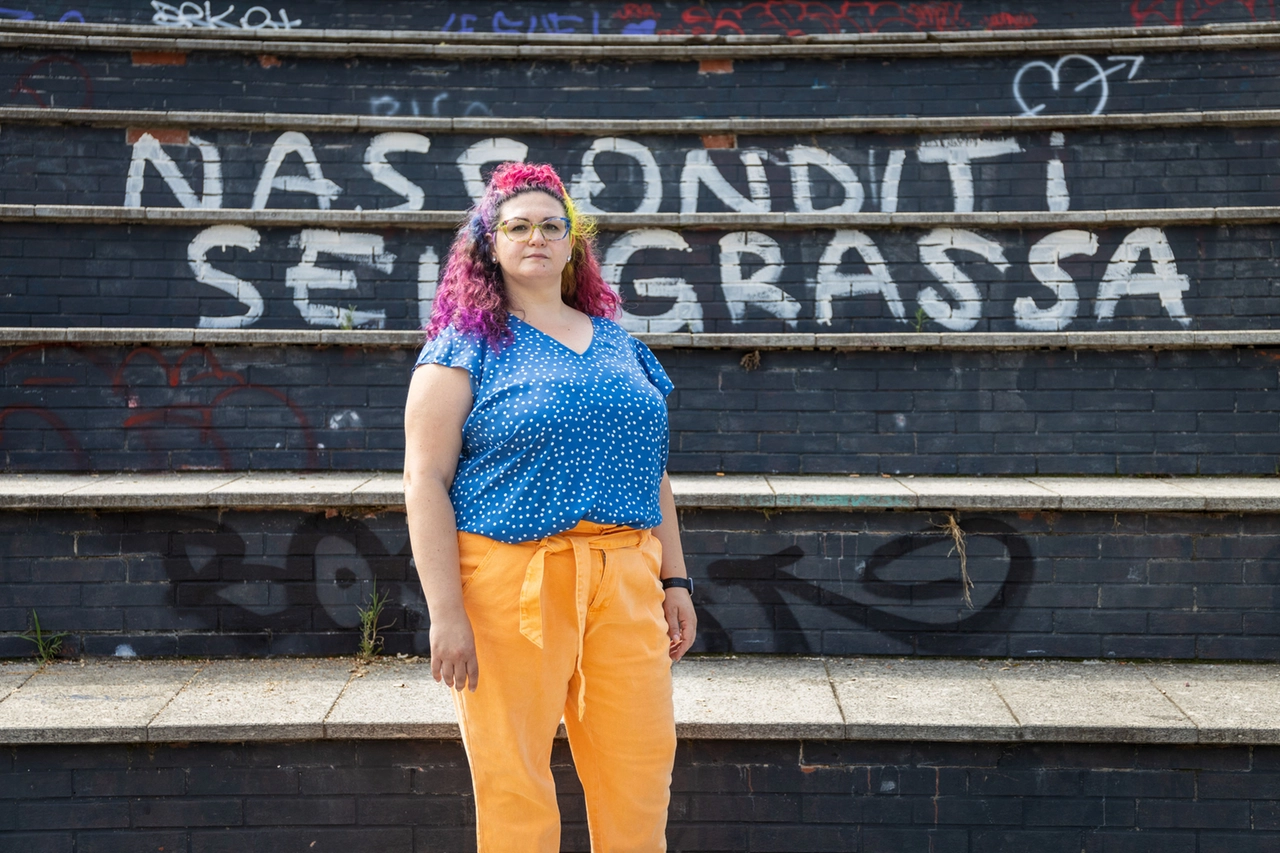 Elisa di fronte al muro che inneggia al body shaming