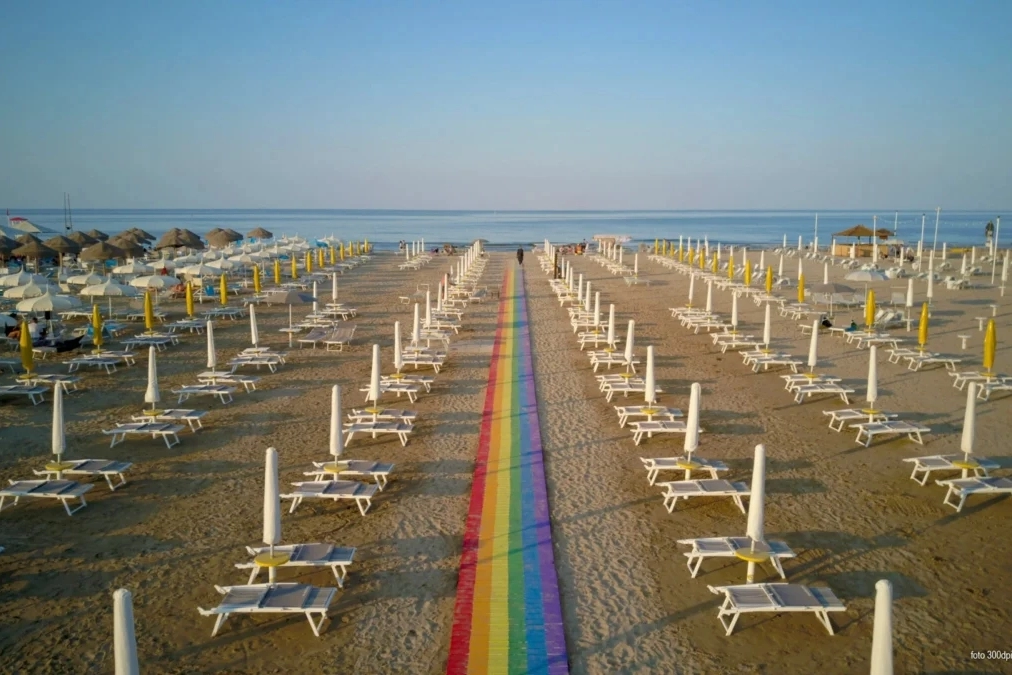 Lo passerella dello stabilimento, contraddistinta dai colori della bandiera arcobaleno (LC27)