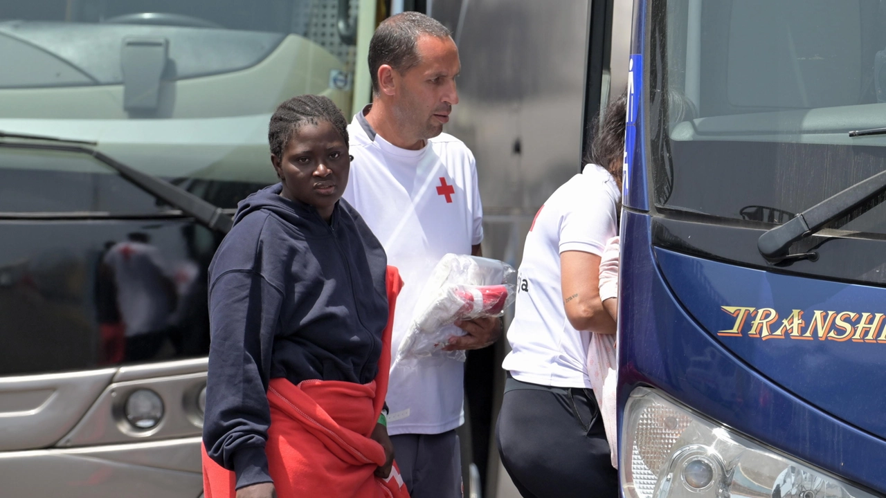 Una giovane donna migrante soccorsa dalla Croce Rossa (EPA/GELMERT FINOL)