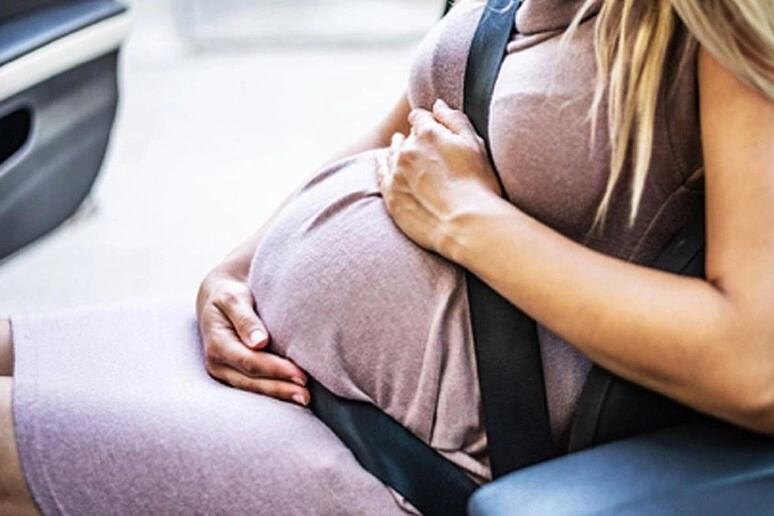 Una donna "coccola" il suo pancione