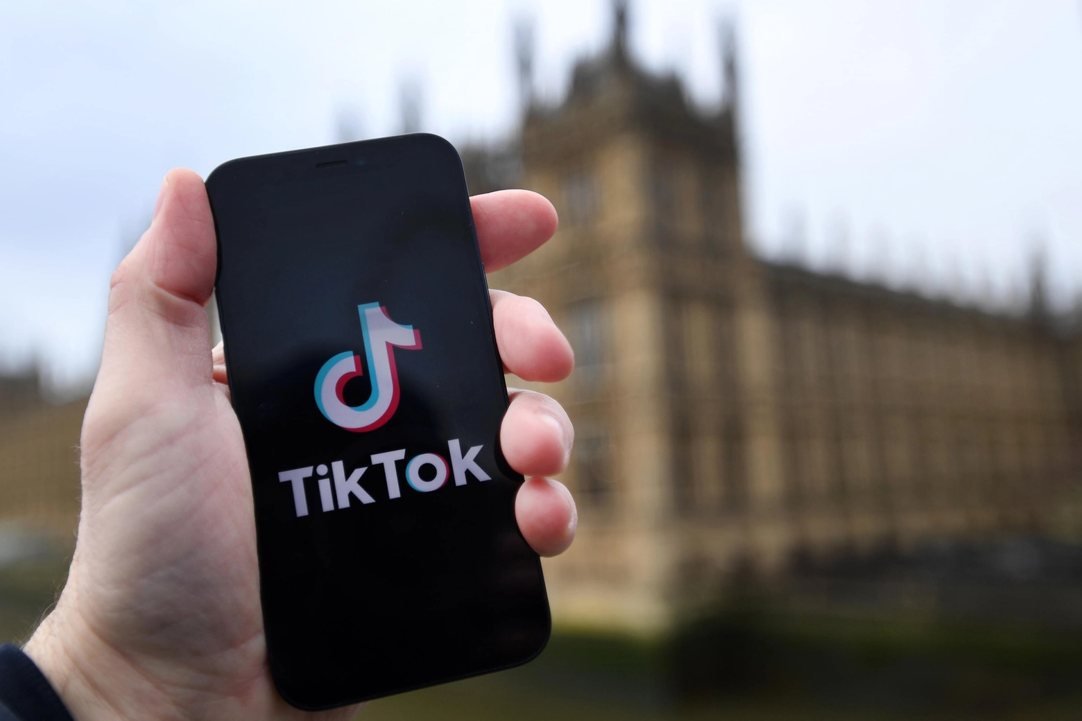 Una persona su quattro tra i 18 e i 34 anni evita le chiamate al cellulare preferendo messaggiare attraverso i social come Tik Tok