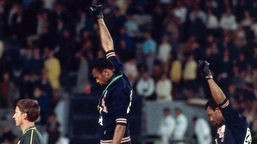 Nel ‘68 delle lotte per i diritti civili “The Jet” e il compagno di nazionale Carlos furono i protagonisti della più famosa protesta della storia dei Giochi Olimpici