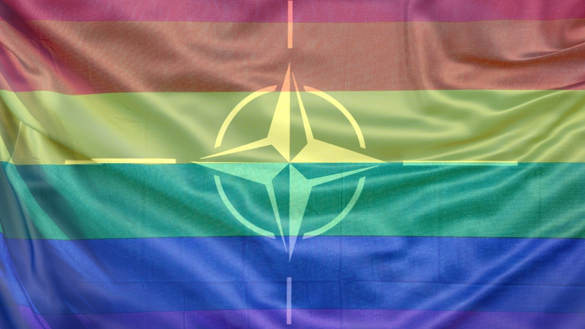 L'Alleanza Atlantica porta la bandiera Nato al Milano Pride 2024