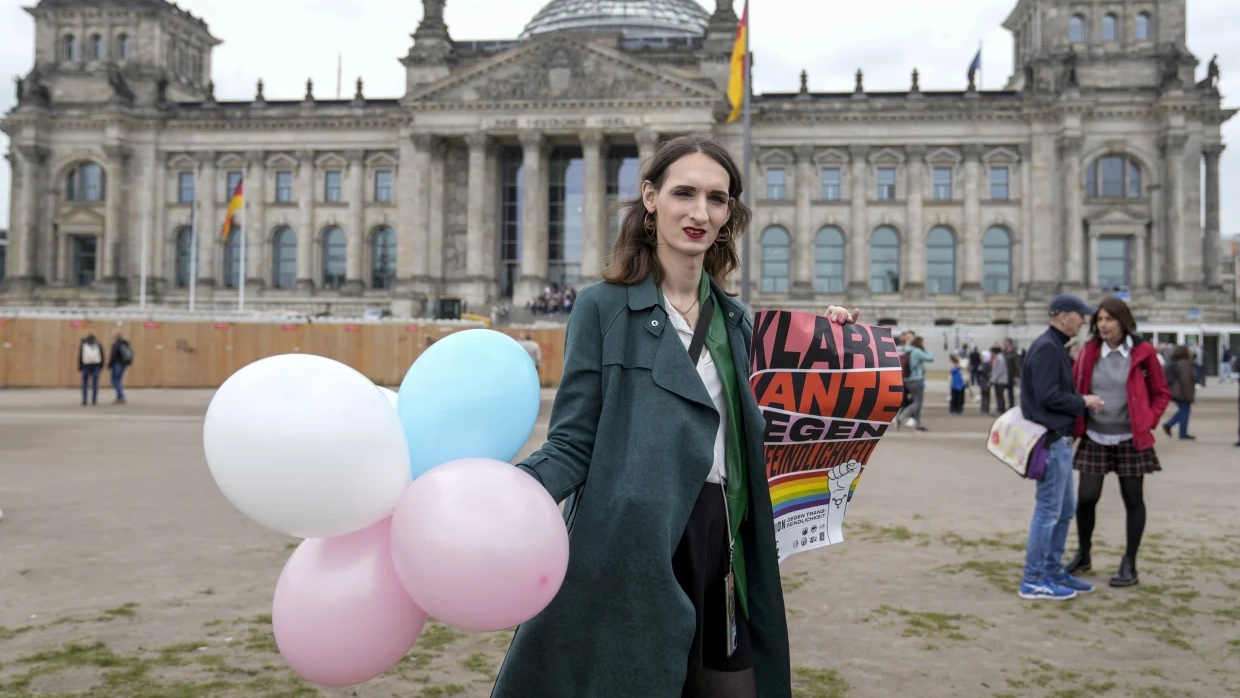 Una manifestante trans davanti al Bundestag