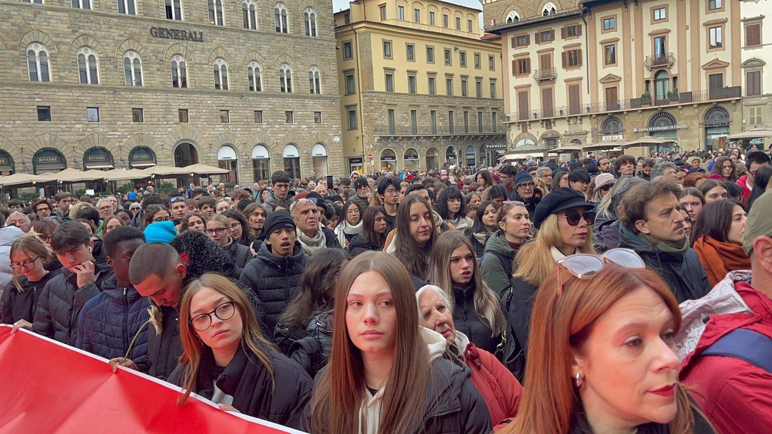 Rivolto ai tanti giovani in piazza della Signoria: “In voi c’è un nuovo modo di vedere, una cultura nuova di vivere la società dell’oggi e del futuro”