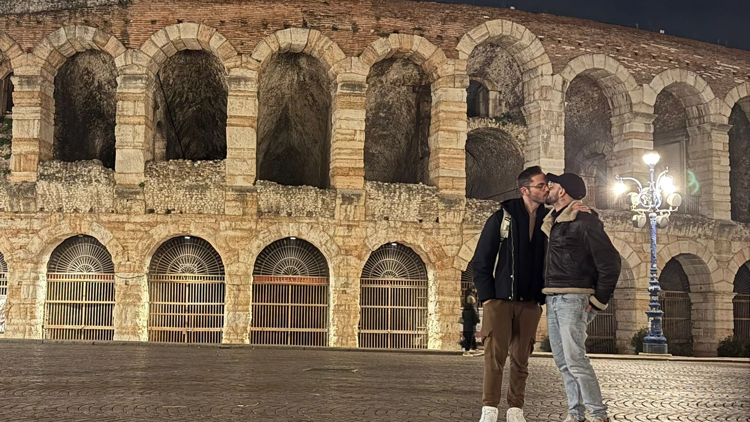 Max Sanna, 35 anni: “Io e il mio compagno eravamo davanti all’Arena di Verona in un momento felice. E’ la prima volta che mi capita una cosa del genere. Questi giudizi pesano e possono distruggere”