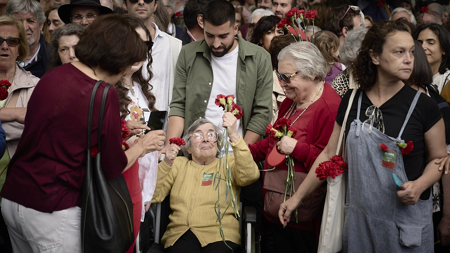 Un gesto semplice, come mettere un fiore nella bocca del fucile di un soldato, il 25 aprile 1974, diventò il simbolo della rivolta contro la dittatura. Il ricordo della nipote sui social e la proposta del partito Livre: “Era una indomabile lavoratrice”