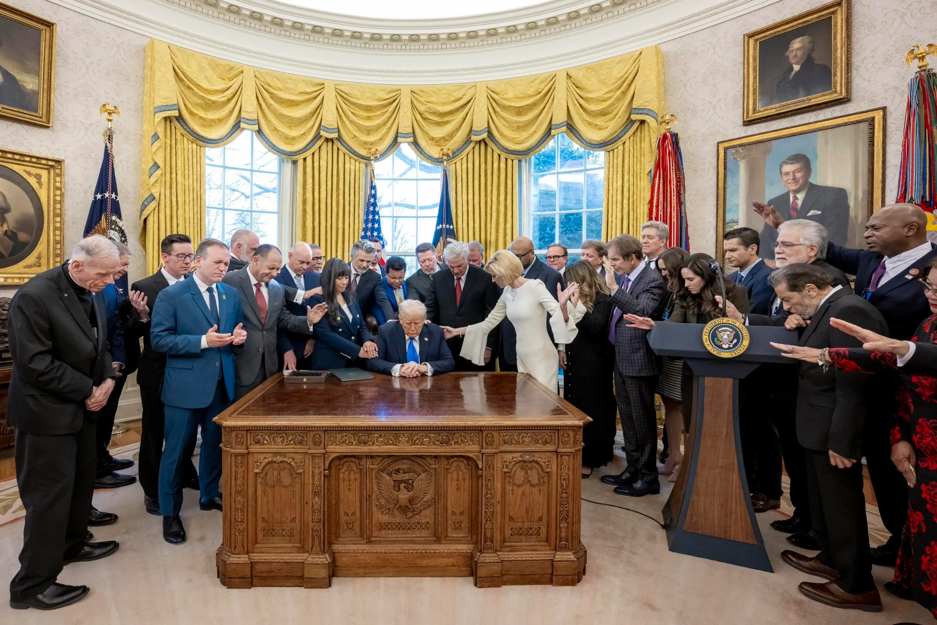 Donald Trump, la foto “mistica” e l’ufficio per la fede: il nuovo corso del populismo passa dalla radicalizzazione del cristianesimo