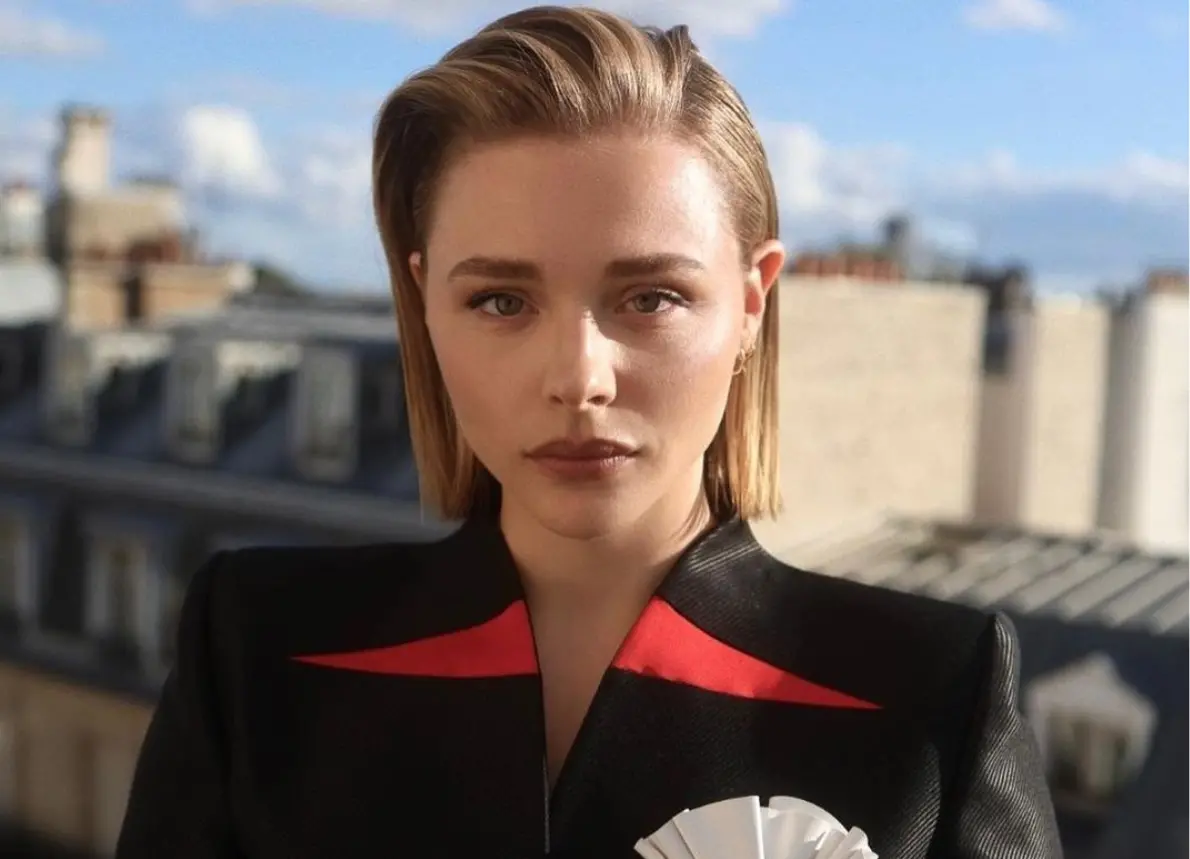 Chloë Grace Moretz fa coming out come “donna gay” e vota per Kamala Harris