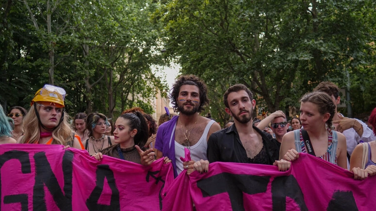 Sabato 6 luglio il corteo dell’orgoglio partirà da Piazza XX settembre e, dopo aver percorso le strade del centro città, arriverà ai Giardini Margherita. Lo slogan: “Contro il pinkwashing e la violenza di Governo”