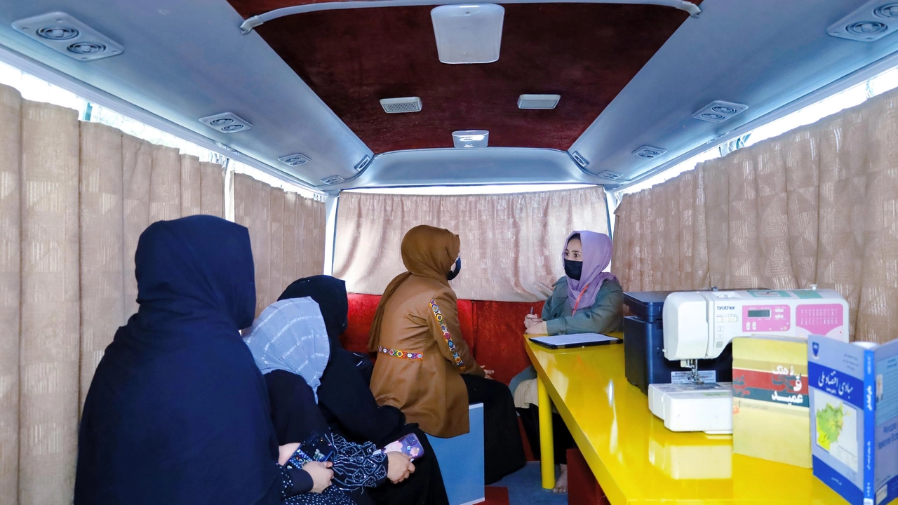 Per le donne d’Afghanistan l’aiuto arriva col bus. Un progetto tutto italiano le auta a creare micro imprese