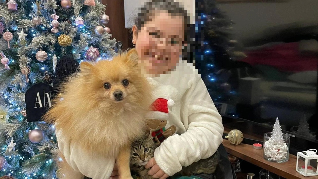 La bambina con il suo cagnolino Maui (Ansa)