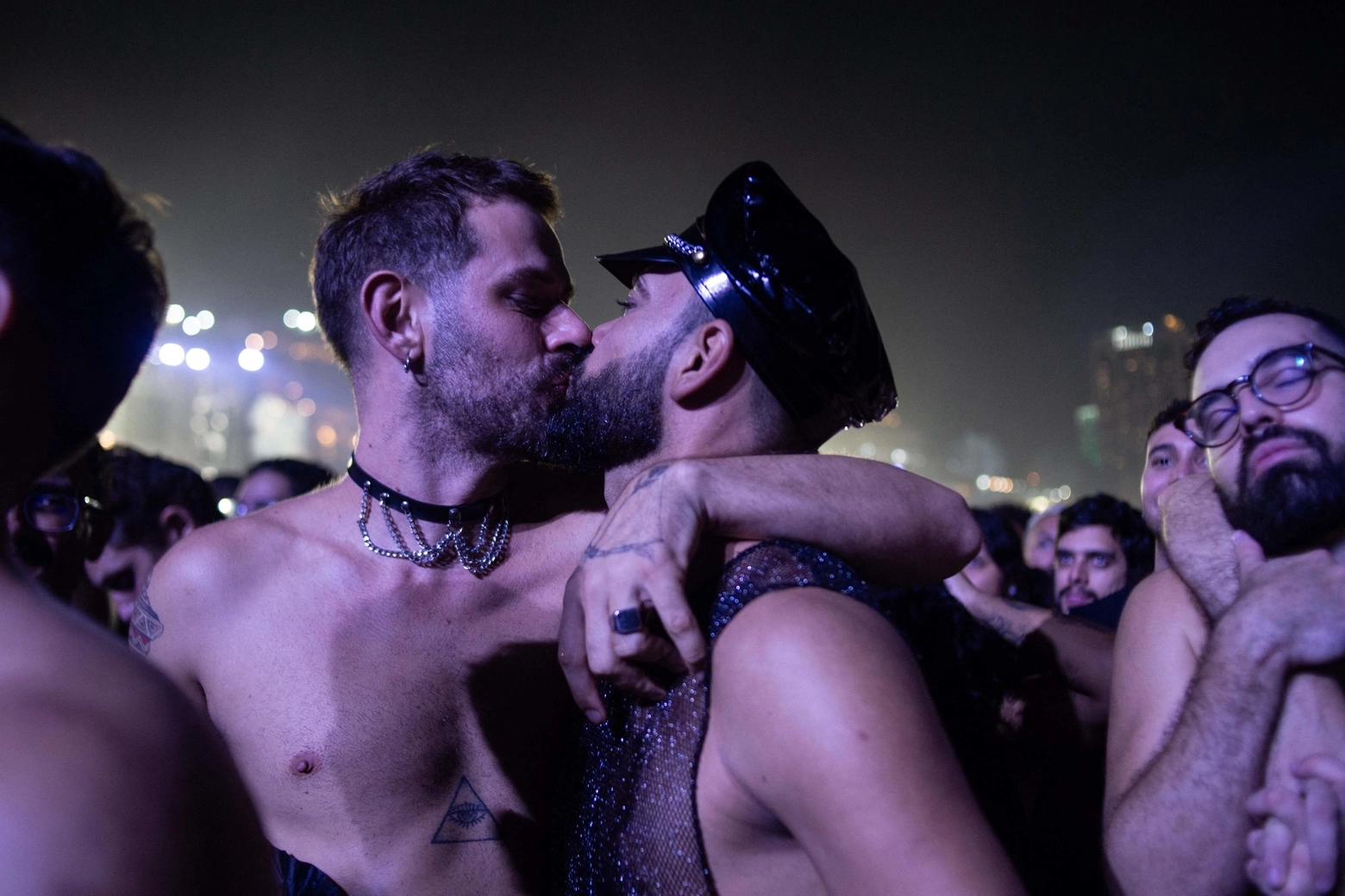 Due ragazzi si baciano al concerto di Madonna a Rio de Janeiro