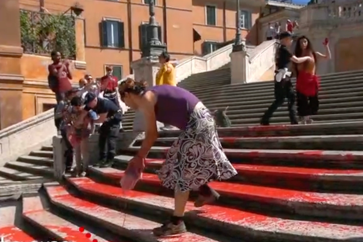 Attiviste e attiviste di Bruciamo Tutto versano vernice rossa sulla Scalinata di Trinità dei Monti