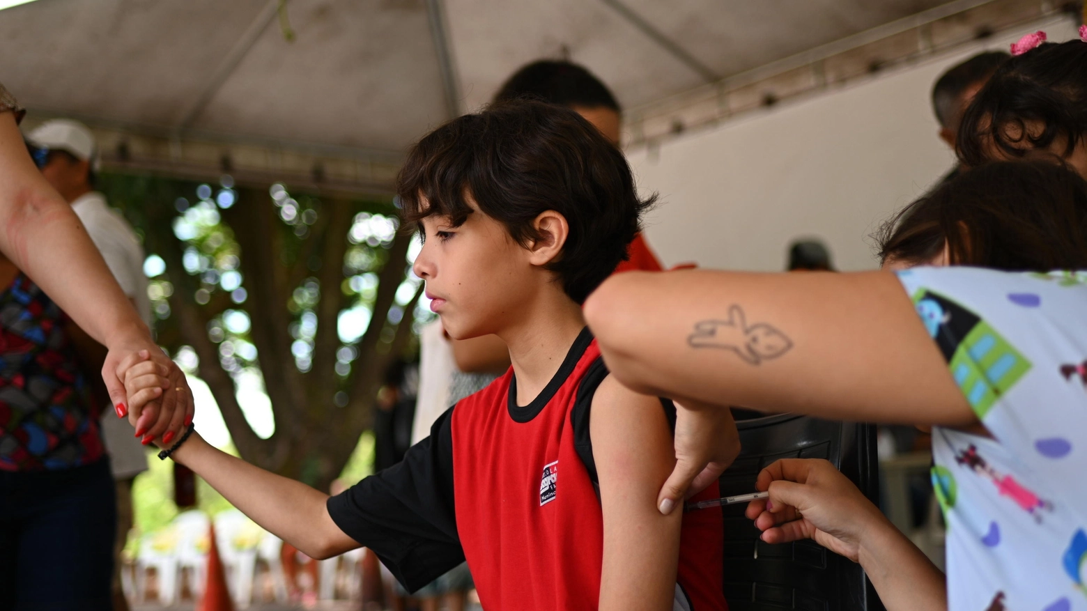 Un bambino vaccinato contro la Dengue in Brasile
