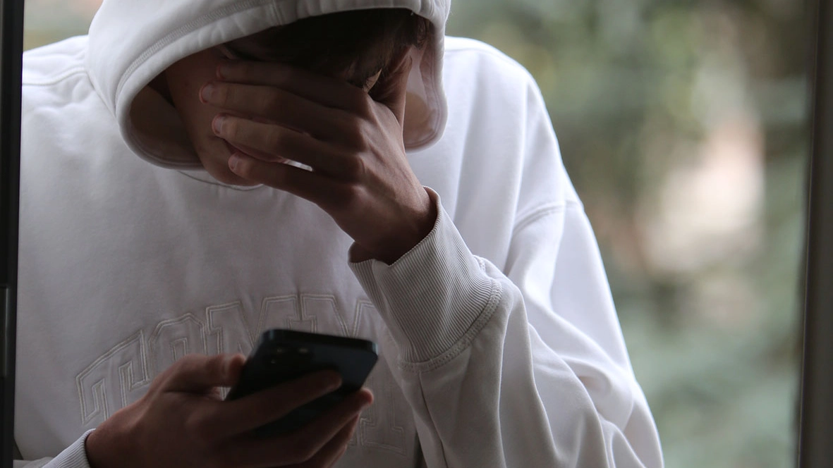Succede nel Meratese, un 15enne con disturbo dello spettro autistico diventa il bersaglio di un gruppo WhatsApp creato da quattro adolescenti della zona. Il fatto è stato denunciato ai carabinieri
