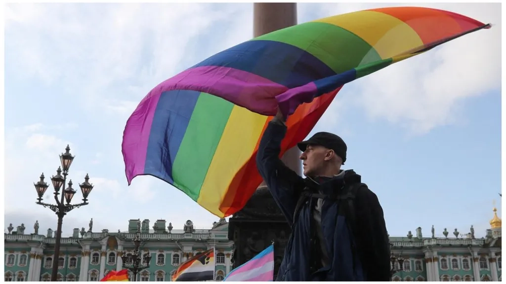 Un attivista Lgbtq durante il Pride di San Pietroburgo nel 2019