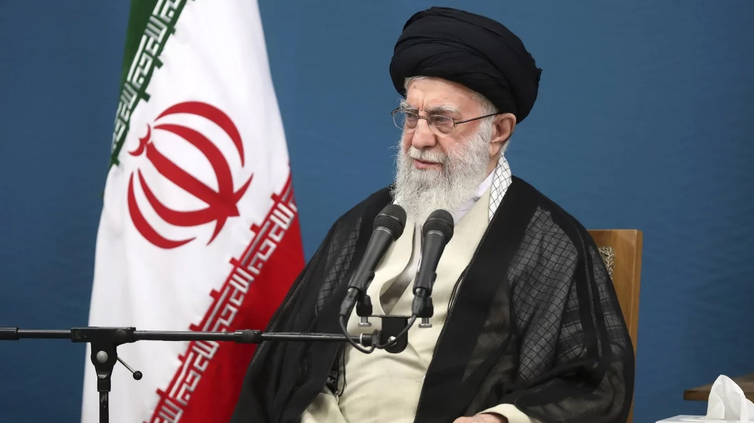 Lo scrittore a sempre critico della leadership iraniana, ha risposto con un unico punto nei commenti ad un post dell’Ayatollah ed è finito in carcere con una condanna sproporzionata