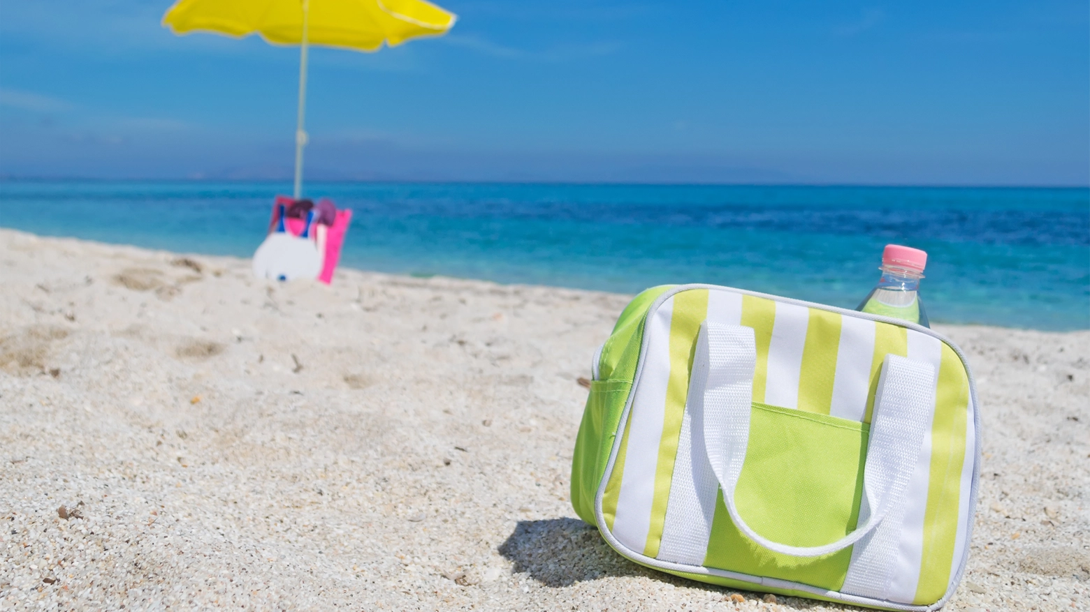 Con la borsa frigo in spiaggia (foto di repertorio)