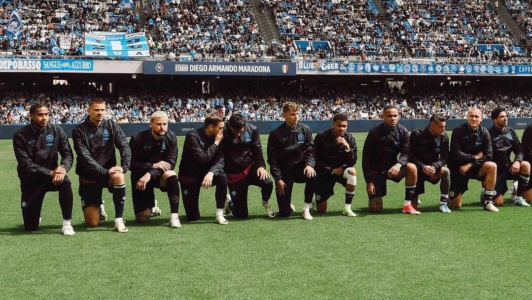 La squadra del Napoli in ginocchio contro il razzismo (Instagram)