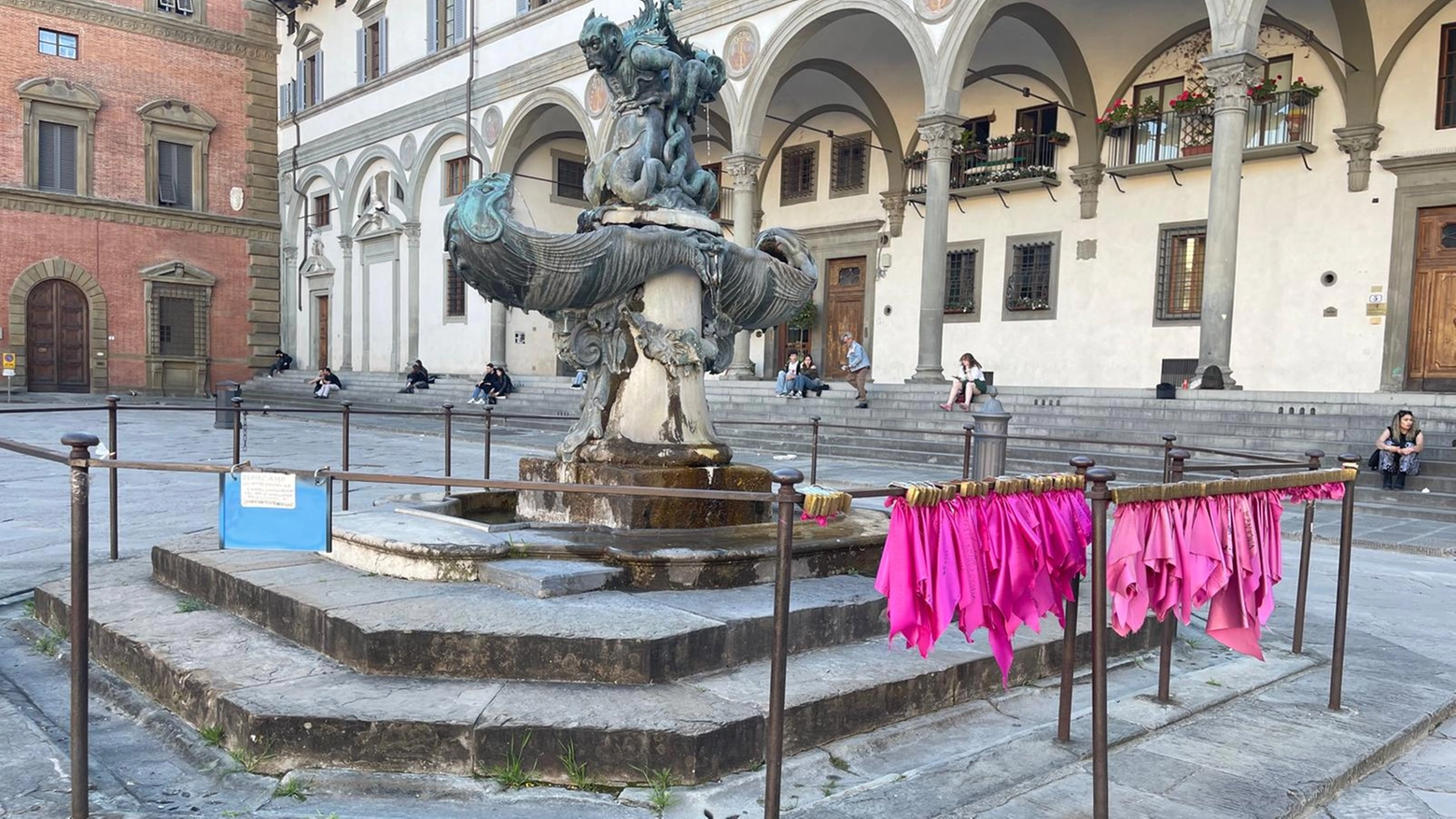 L'installazione di Non una di Meno Firenze in piazza Santissima Annunziata