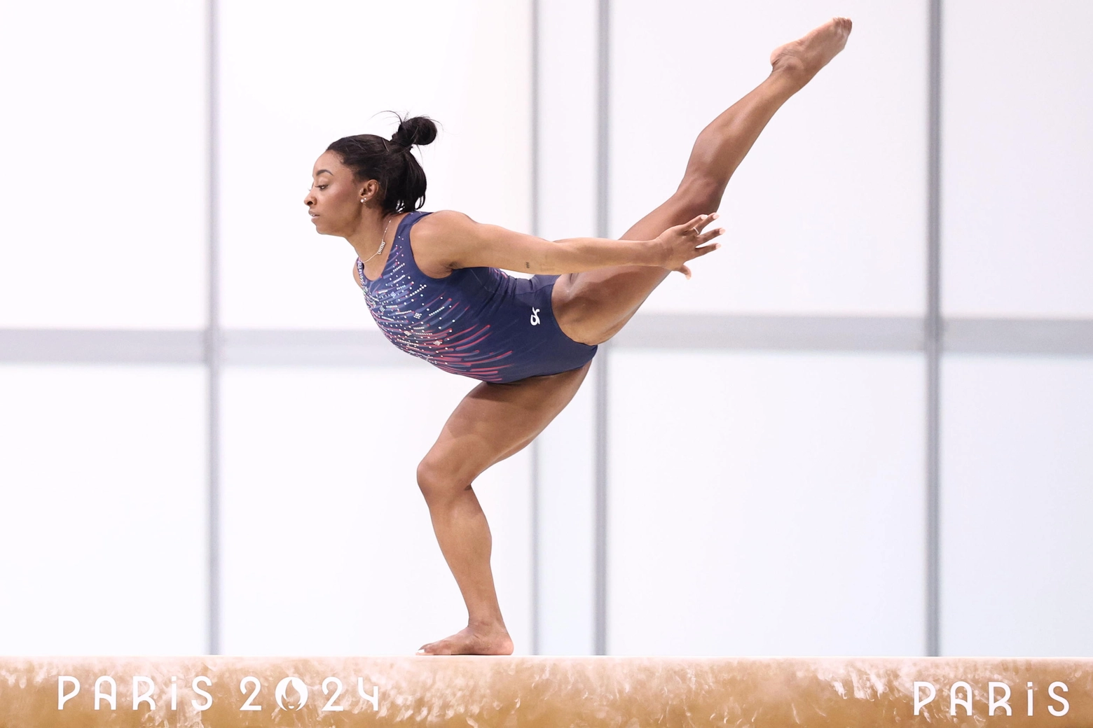 Simone Biles durante i test a Parigi (EPA/ANNA SZILAGYI)