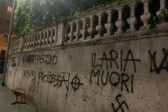 Le scritte vicino all'ambasciata d'Ungheria a Roma