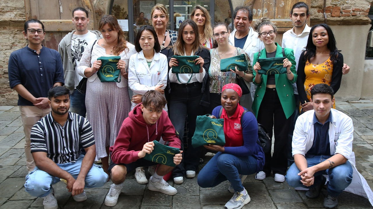 PRESSPHOTO Firenze, consegna dei diplomi al termine dei corsi di pelletteria e consegna del grembiule ai nuovi ragazzi. Foto Marco Mori/New Press Photo